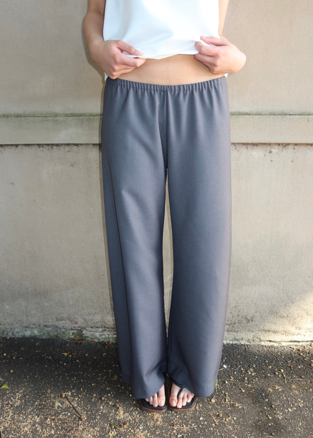 Elastic waist trouser. Charcoal