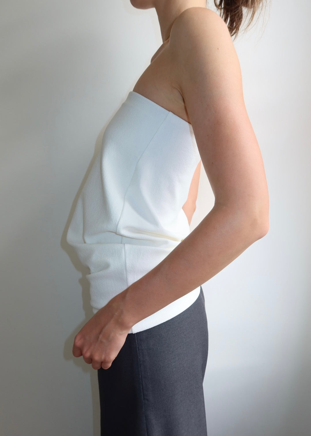 Structured strapless top. White