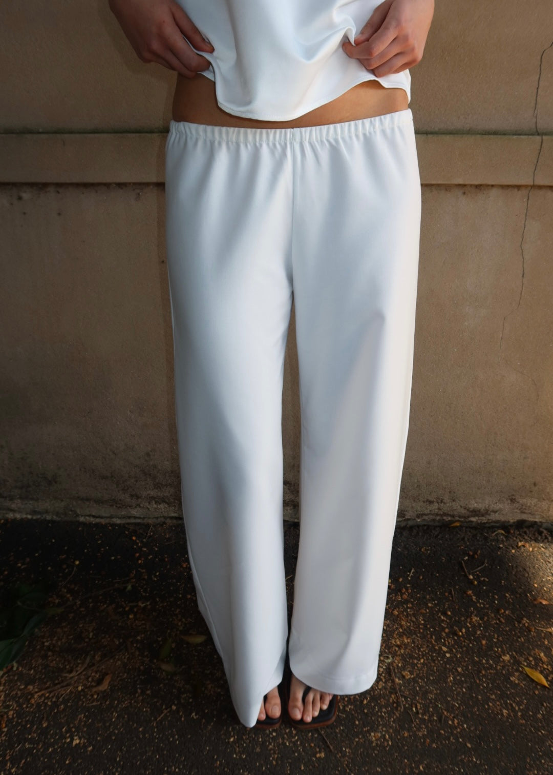 Elastic waist trouser. White