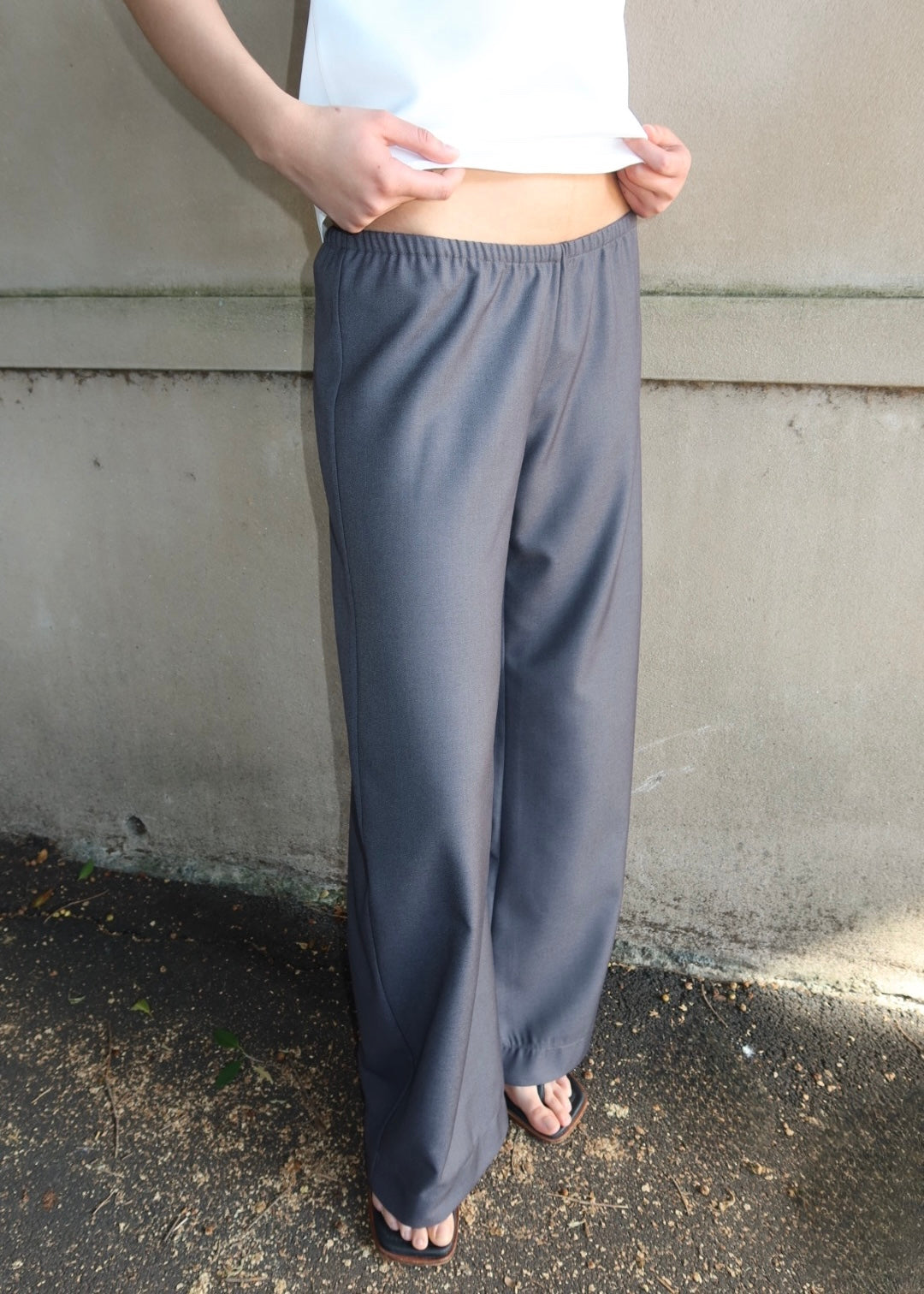 Elastic waist trouser. Charcoal