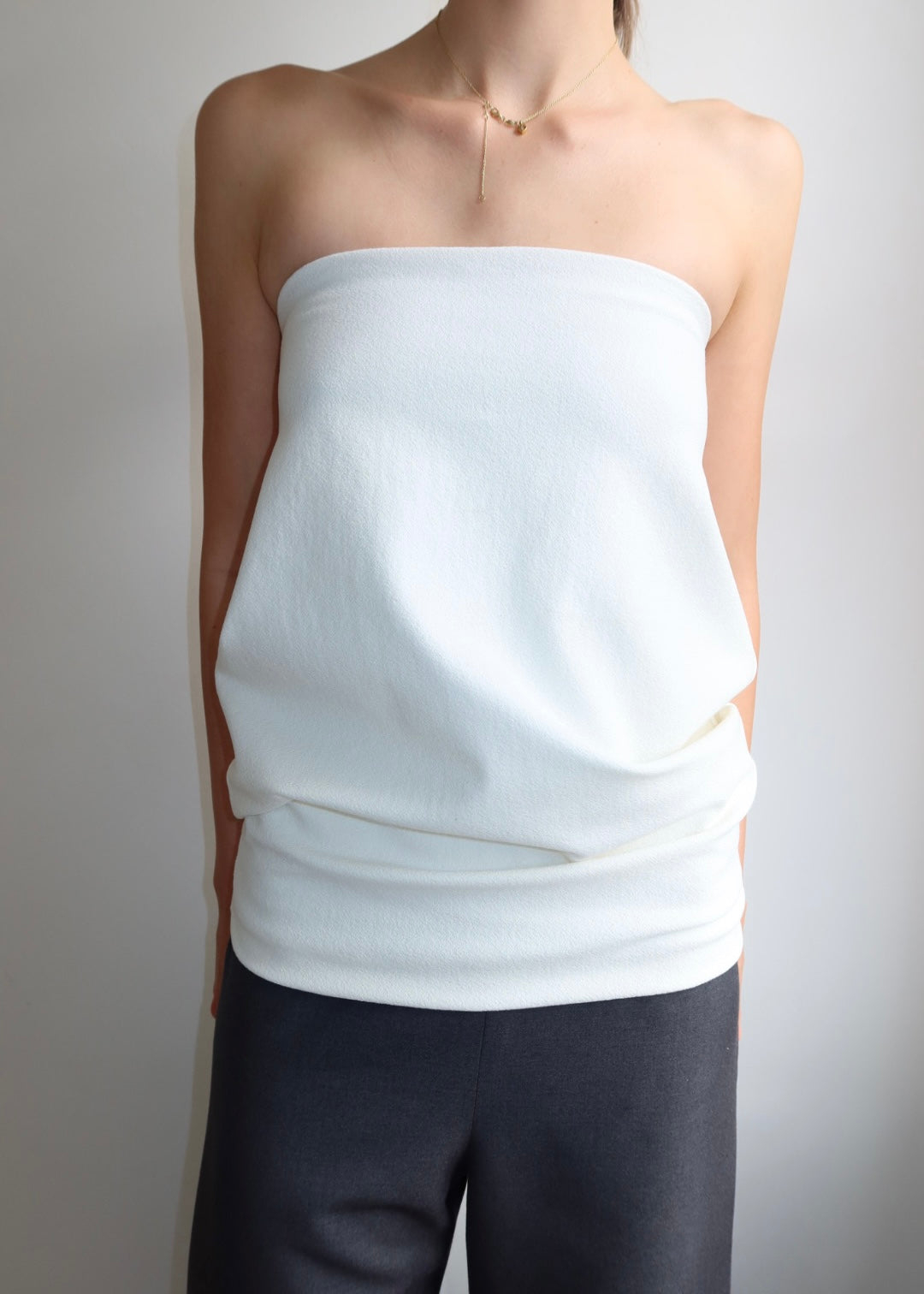 Structured strapless top. White