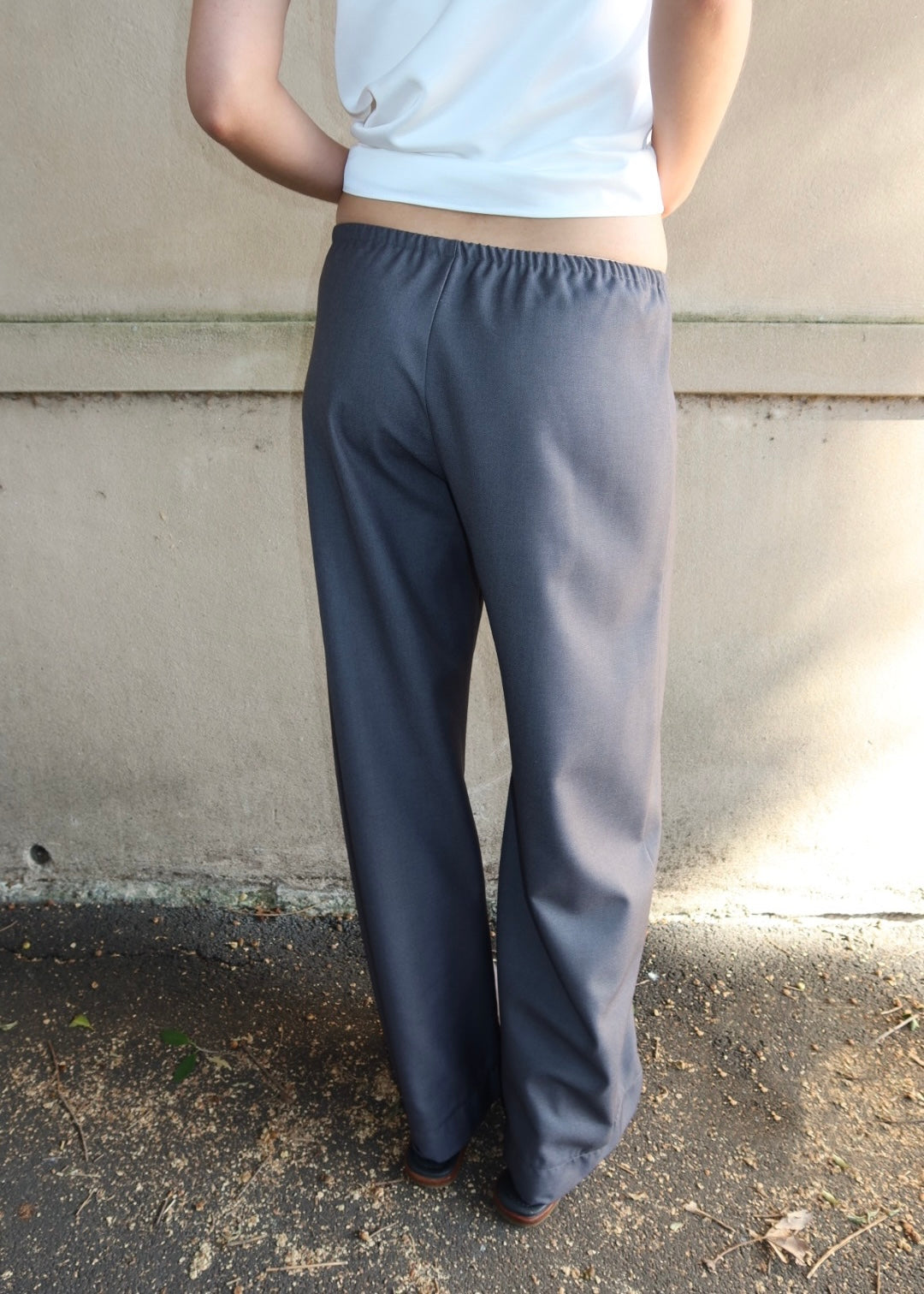 Elastic waist trouser. Charcoal