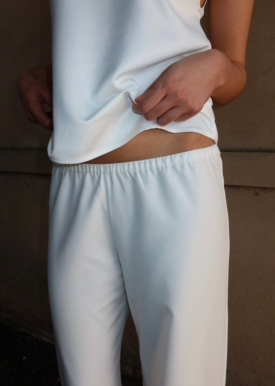 Elastic waist trouser. White