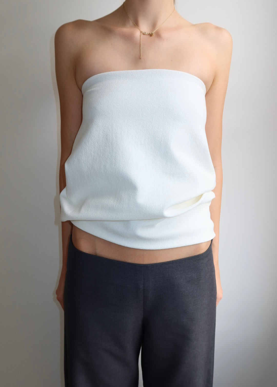 Structured strapless top. White