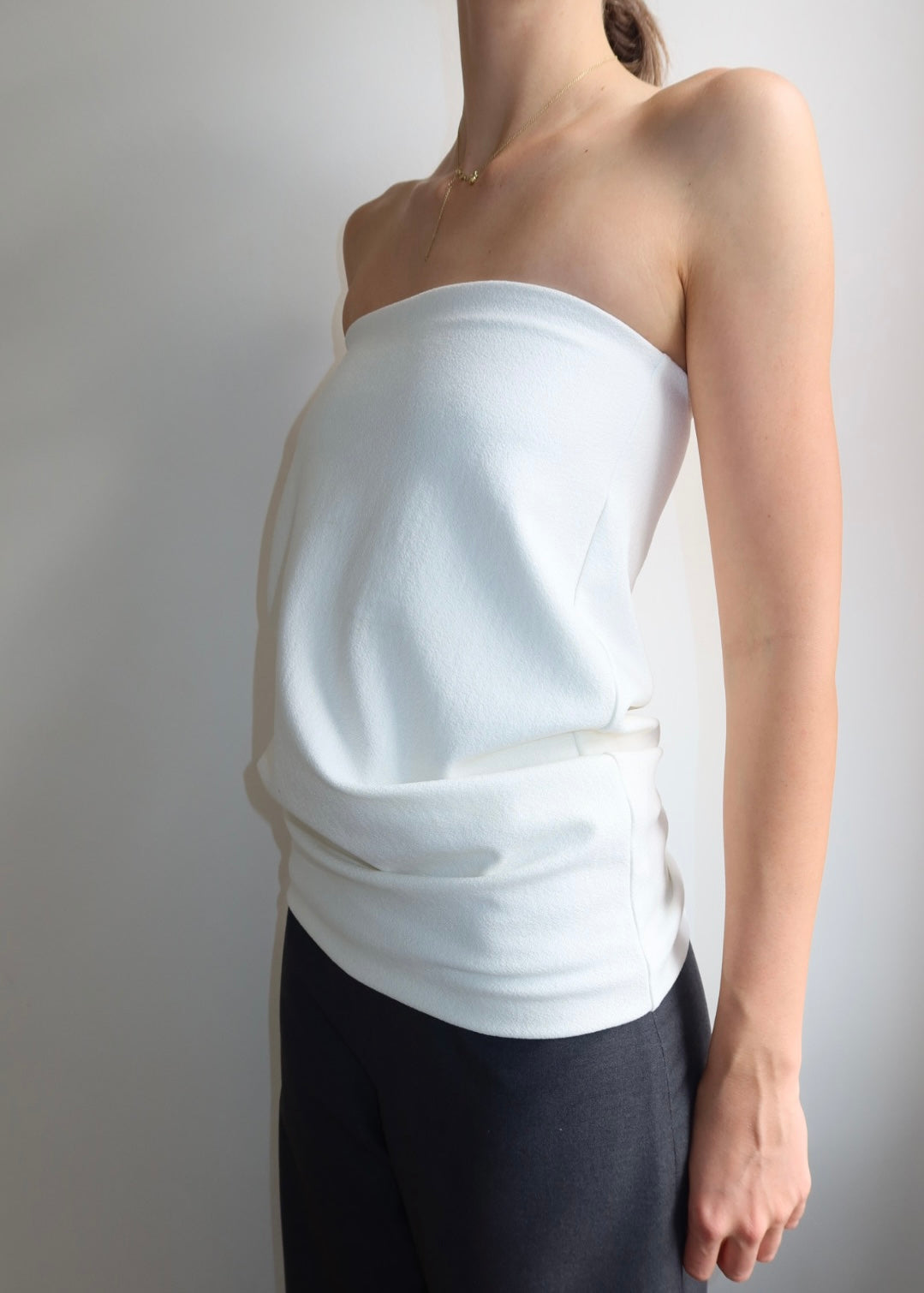 Structured strapless top. White