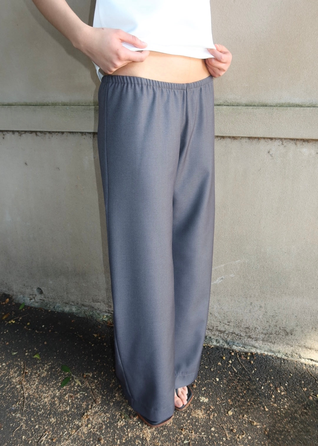 Elastic waist trouser. Charcoal